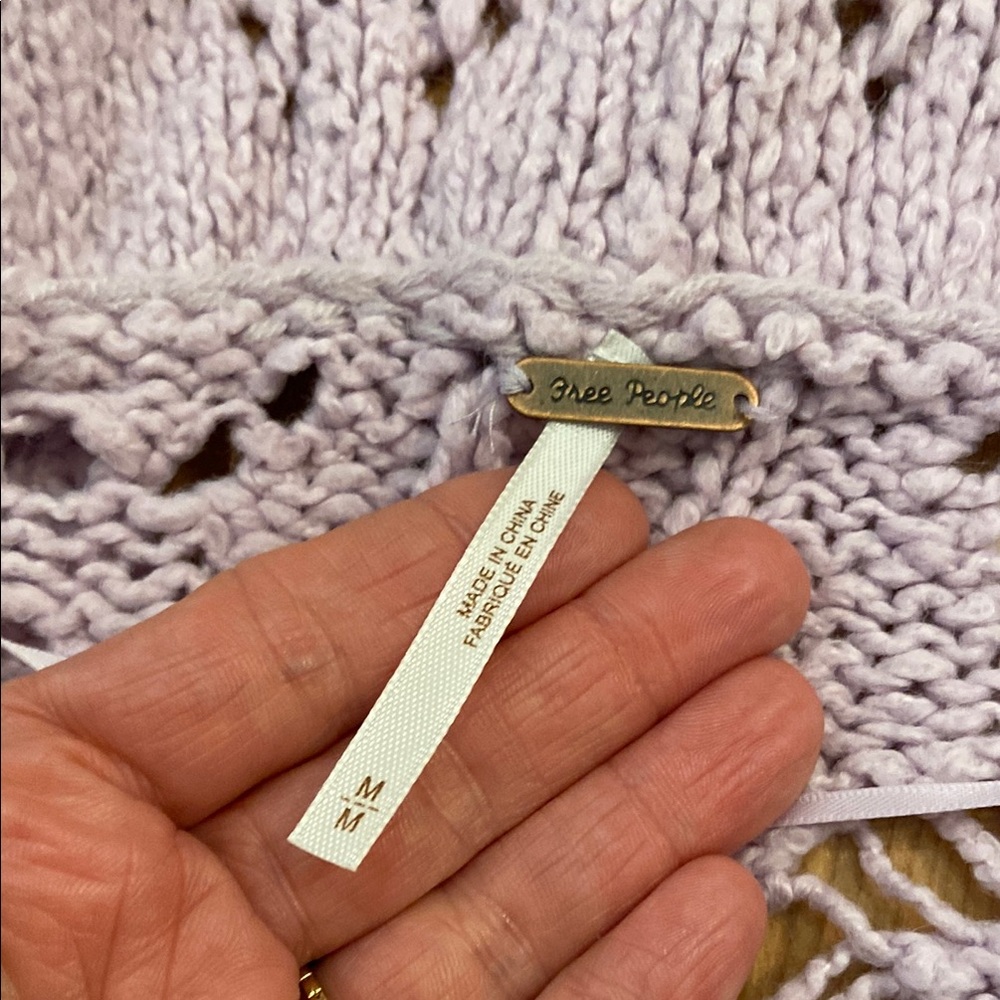 ♥️ 3 X HOST PICK ♥️ FREE PEOPLE lilac crochet knit ruffle cropped cardigan M - Picture 2 of 8